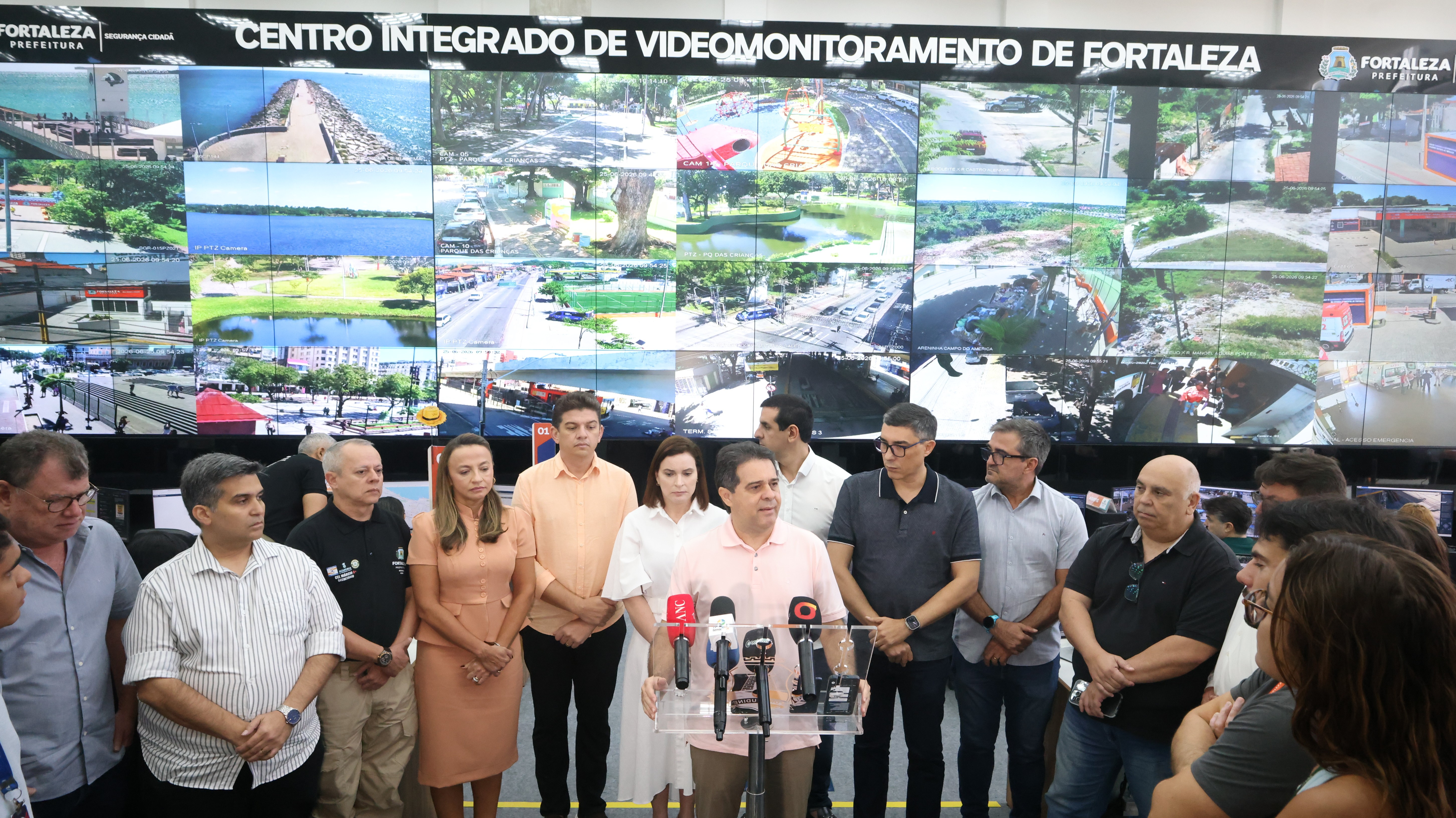 Prefeito Evandro e secretariado durante a coletiva